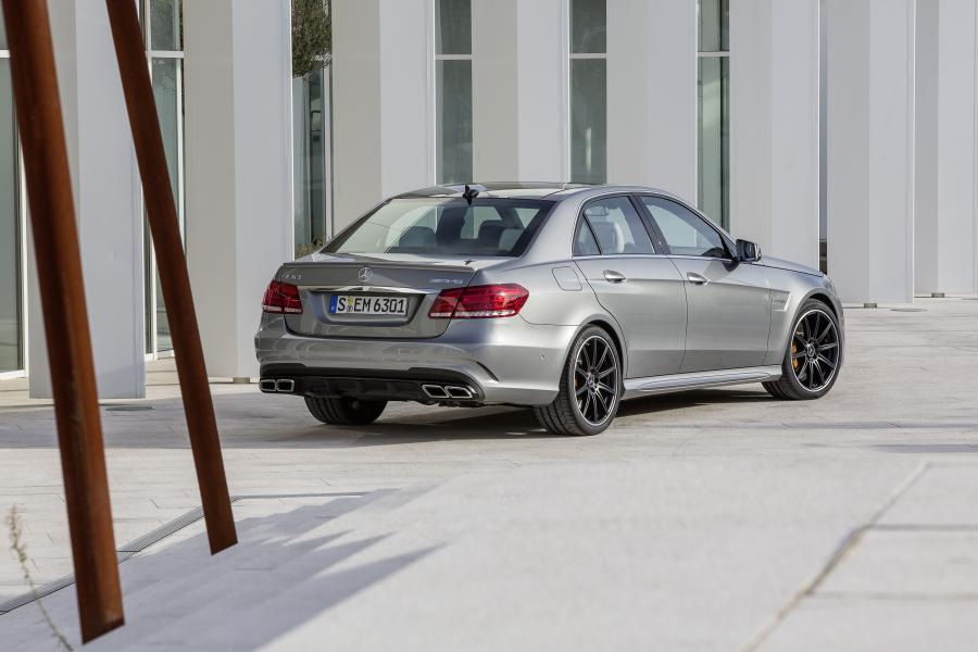  Mercedes-Benz E63 AMG 2013 года  (фото 10 из 17)